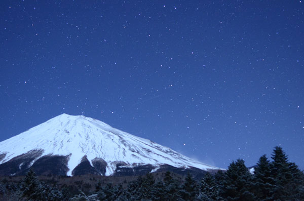 富士山としぶんぎ座流星群　右側から
