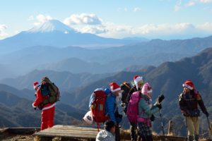 塔ノ岳山頂のサンタ軍団