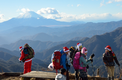 塔ノ岳山頂のサンタ軍団