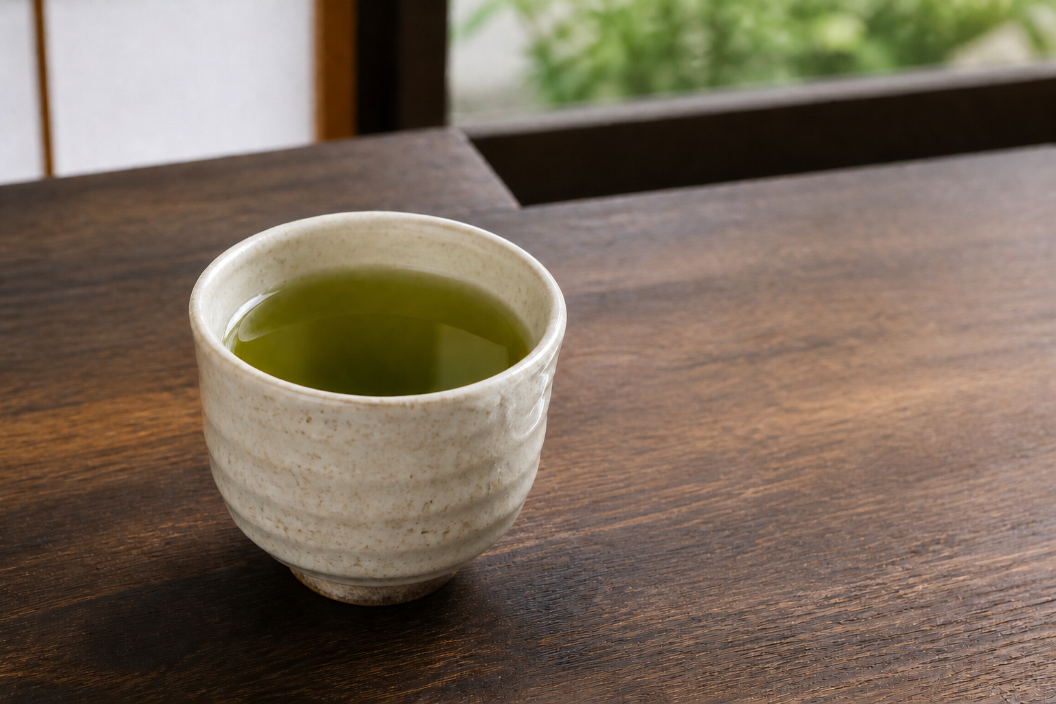 深い緑色の棒茶が入った湯のみ