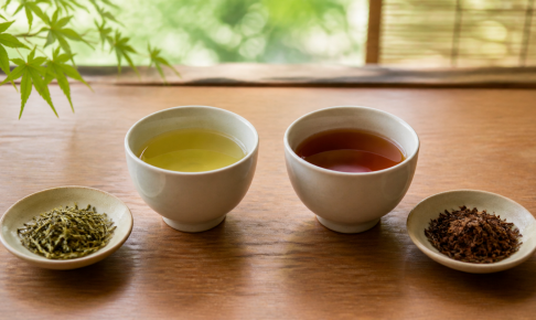 淡い黄緑色の棒茶と琥珀色のほうじ茶を並べた二つの湯のみ