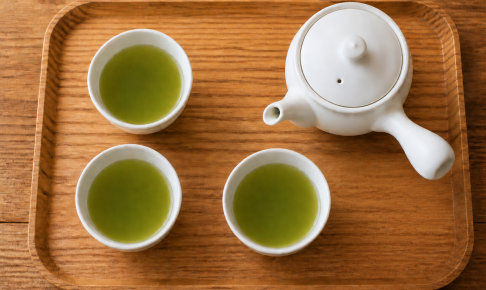 急須と3つの湯のみを並べた棒茶の来客用説明イメージ
