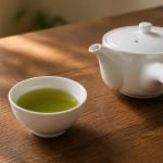 白い湯のみと急須に淹れた棒茶