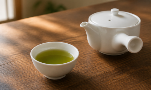 白い湯のみと急須に淹れた棒茶