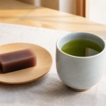 棒茶を入れた青灰色の湯のみと、木皿に添えた羊羹の説明用イメージ