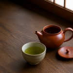 蓋を外して水気を切る急須と棒茶の湯のみ