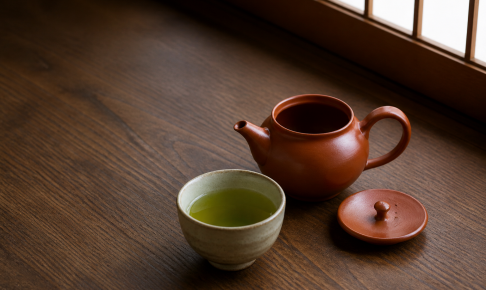 蓋を外して水気を切る急須と棒茶の湯のみ