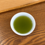 棒茶を湯のみに注いだときの深い緑の湯色
