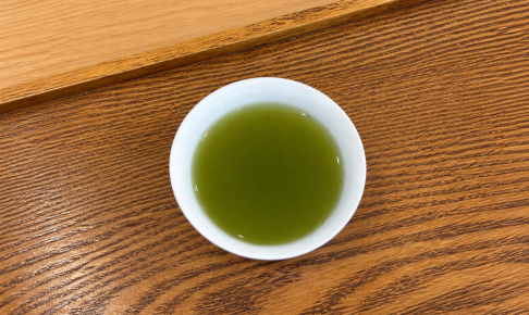 棒茶を湯のみに注いだときの深い緑の湯色