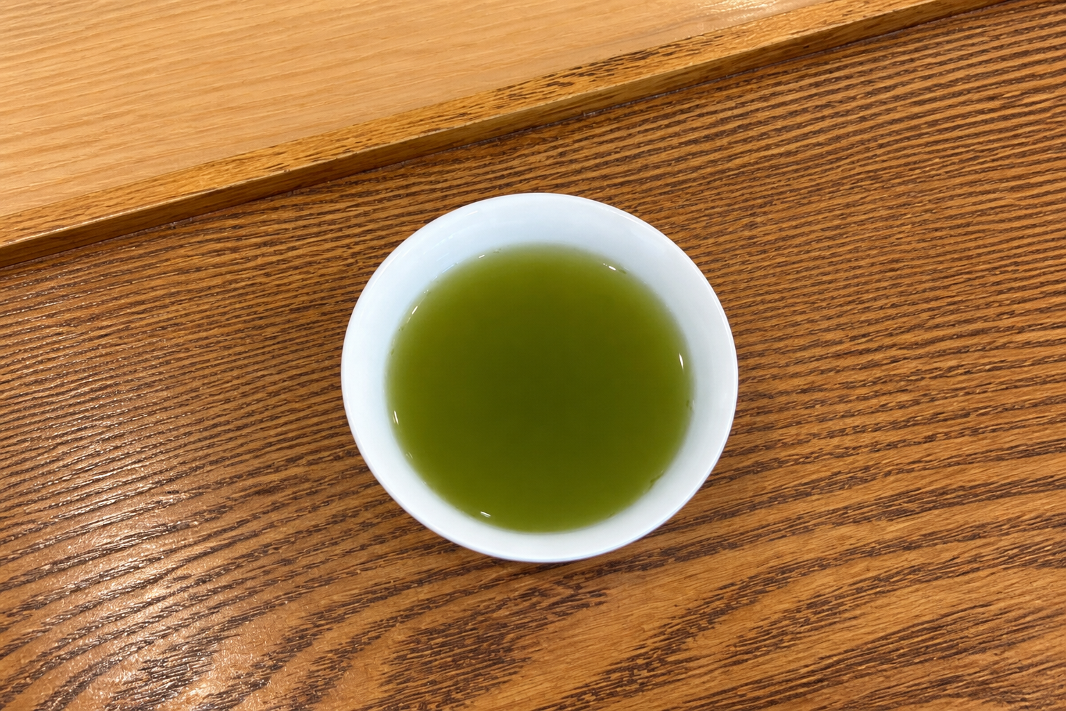 棒茶を湯のみに注いだときの深い緑の湯色