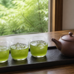 氷を入れた3つのグラスと常滑焼風の急須を木のトレーに置いた、棒茶を均等に注ぎ回す説明用イメージ