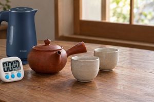 電気ケトルと急須、湯のみを並べた棒茶の二煎目イメージ
