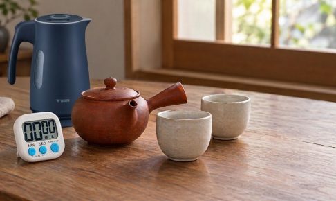 電気ケトルと急須、湯のみを並べた棒茶の二煎目イメージ
