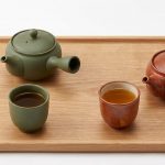 急須と、静岡の棒茶・加賀棒茶をイメージした三つの湯呑み