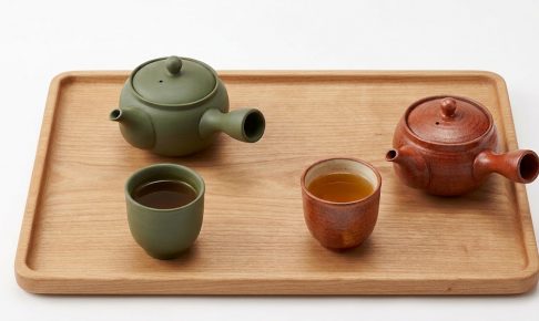 急須と、静岡の棒茶・加賀棒茶をイメージした三つの湯呑み