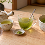 粉茶をいれる急須、粉末茶を混ぜるカップ、抹茶を点てる茶碗と茶筅を並べたイメージ