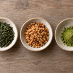 茶葉・炒り米・抹茶を3つの器に分けた玄米茶の原料イメージ