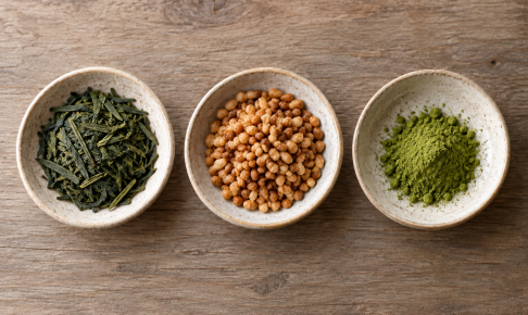 茶葉・炒り米・抹茶を3つの器に分けた玄米茶の原料イメージ