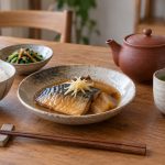 サバの味噌煮とご飯、急須と湯のみを並べた食卓