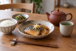 サバの味噌煮とご飯、急須と湯のみを並べた食卓