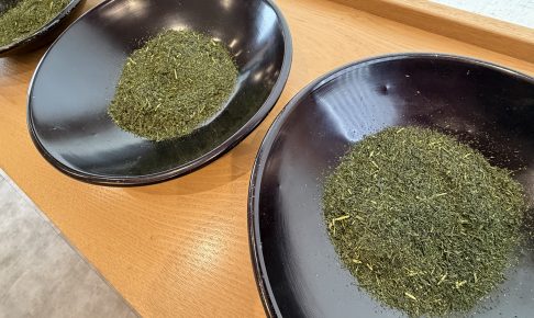 拝見盆で合組をおこなう