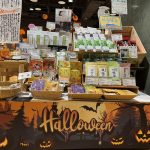 玉川高島屋グリーンマーケットのハロウィン装飾の売り場で棒茶や一煎ティーバッグを販売する山一園製茶