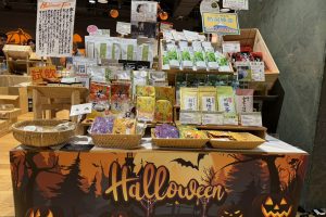玉川高島屋グリーンマーケットのハロウィン装飾の売り場で棒茶や一煎ティーバッグを販売する山一園製茶