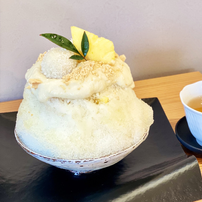 パイナップルや緑豆餡を飾ったアジアンかき氷