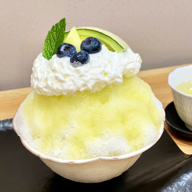 メロンとブルーベリーを飾ったクリームチーズエスプーマのかき氷